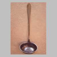 111-1289 Diese Suppenkelle wurde mit auf die Flucht genommen, weil sie so schoen warm war und in der Manteltasche die Haende waermte.jpg